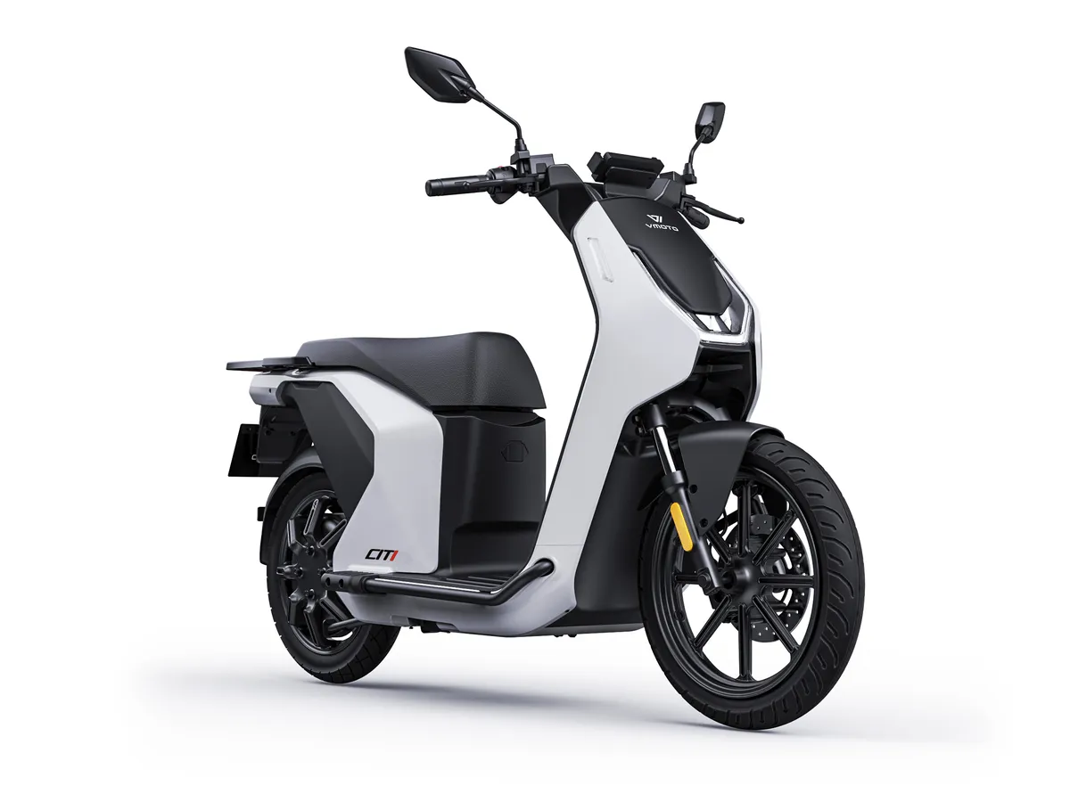 Vmoto CITI in Weiß – Studioansicht von vorn-rechts